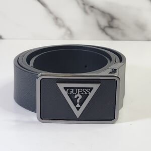 GUESS Belt. Men's Black Logo Plaque Belt